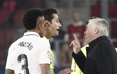 Ancelotti protesta al árbitro Munuera Montero al descanso