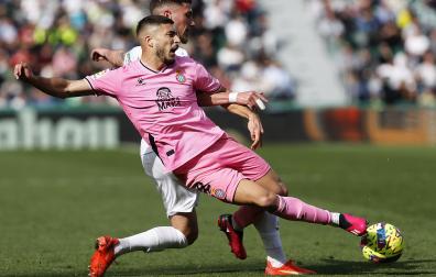El jugador del Elche José Angel Carmona , que terminó siendo expulsado, presiona al centrocampista Óscar Gil .