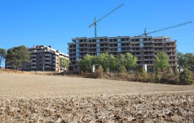 Edificio en construcción en la zona del lago de Barañáin en una imagen tomada el pasado mes de octubre