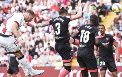 Florien Lejeune cabecea el saque de esquina de Isi para poner el 1-1 en el marcador.