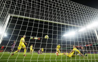 La defensa del Cádiz no puede evitar el 1-0, obra de Sergi Roberto.