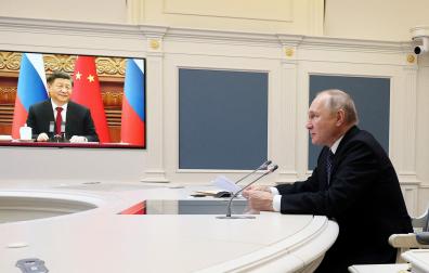 El presidente ruso Vladimir Putin habla por videoconferencia con su homólogo chino, Xi Jinping en una teleconferencia anterior.