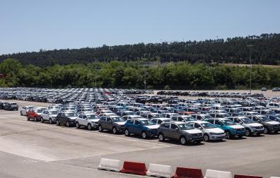 Miles de coches esperan la llegada de piezas para poder ser completados y entregados a la comercializadora