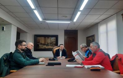 De izquierda a derecha: Alberto Bravo (Guardia Civil), Ramón Olloqui (Policía Nacional), Alejandro Toquero (alcalde de Tudela), Juan Cruz Ruiz (Policía Municipal) y José Luis Calvillo (Policía Foral)