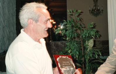 'Pololo' recibe el premio a los cincuenta años de trabajo en el Artajonés