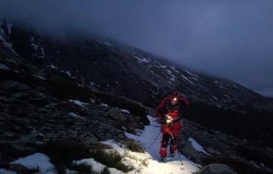 Uno de los bomberos que participó en la operación de rescate asciende al Moncayo bajo la niebla