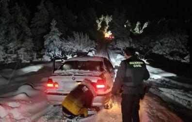 Los trabajos para liberar a los vehículos de la nieve duraron más de tres horas