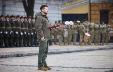 Zelenski rinde homenaje a los "héroes" de Ucrania con un simbólico acto en Kiev
