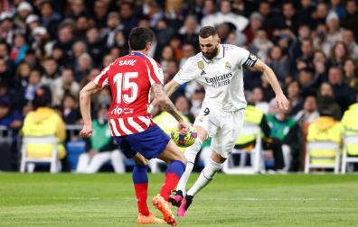 Karim Benzema y Savic, en un momento del partido disputado en el Bernabéu