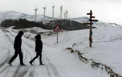 Imágenes de la nieve y el frío este lunes en Pamplona