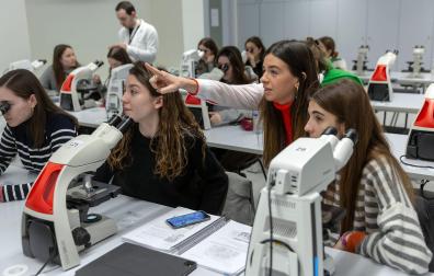 Estudiantes del grado de Medicina realizando prácticas en el nuevo aula de Microscopía