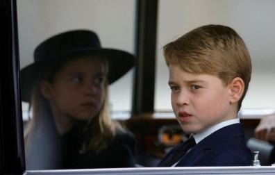 El príncipe Jorge, junto a su hermana, en el funeral de Isabel II