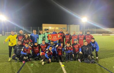 La plantilla del Fuentes de Ebro, antes de la sesión de este martes, con las camisetas de Osasuna para apoyar al conjunto navarro en el partido de esta noche
