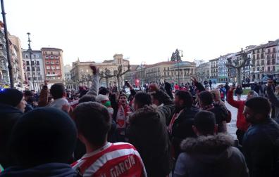 Aficiones del Athletic de Bilbao y Osasuna confraternizan en las calles de lo Viejo antes del partido.
