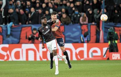 David García e Iñaki Williams, en una pugna. El de Ibero firmó un duelo más completo que el del delantero pamplonés del Athletic, al que le anularon un gol por fuera de juego