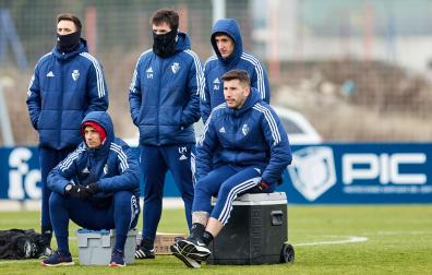 David García, junto al Chimy Ávila y los preparadores, siguiendo el entrenamiento de sus compañeros en la mañana de este jueves