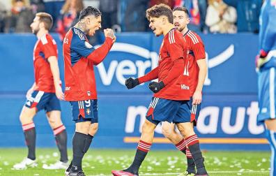 El Chimy Ávila y Abde, después del gol del marroquí en el partido de ida de las semifinales de Copa.