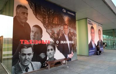 Carteles de la campaña del Partido Popular de Navarra, colocados en la Estación de Autobuses de Pamplona