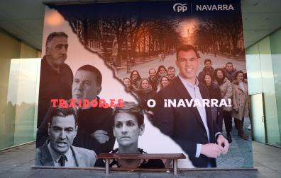 Cartel del PP de Navarra en la Estación de Autobuses de Pamplona, en el que llama "traidores" a los socialistas