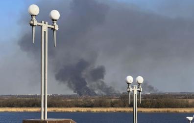 El humo se eleva sobre la orilla izquierda del río Dniéper controlado por Rusia después de ser atacado por el ejército ucraniano cerca de la ciudad de Kherson, Ucrania.