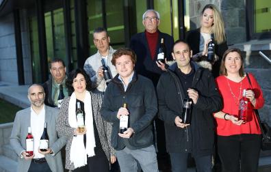 Representantes de las bodegas elegidas con sus vinos seleccionados. Por la izquierda, abajo:  Javier Basabe (Príncipe de Viana Edición Blanca y Albret Rocío 2022),  Beatriz Ochoa (Ochoa Moscatel Vendimia Tardía 2021),  Víctor del Villar (Castillo de Monjardín Deyo Merlot Autor 2018),  Maxi Pardo (Valdelares Alta Expresión 2020) y  María Eransus (Palacio de Sada rosado 2022). Atrás:  Juan Glaría (Pagos de Araiz Blaneo Garnacha 2021),  Iñaki Marzo (Ilagares tinto garnacha 2022), Francisco San Martín (Nekeas Chardonnay Cuvée Allier 2021) y Berta Pérez de Ciriza  ( F. Olimpia Edición limitada 2019).