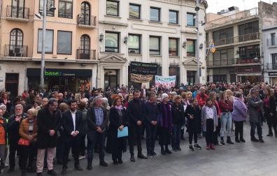 Concentración ante el Ayuntamiento de Badalona contra la violación grupal a una niña de 11 años por cinco menores