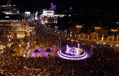 Miles de manifestantes participan durante la marcha organizada por la Comisión 8M con motivo del Día de la Mujer, este miércoles en Madrid
