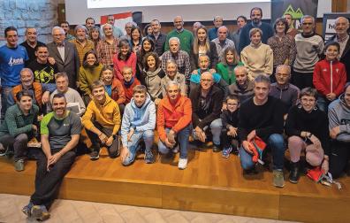 Foto de grupo con todos los premiados y galardonados en la fiesta del montañismo foral