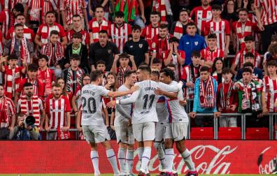 Los jugadores del Barcelona celebran el gol de Rafinha