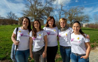De izda a dcha: Nuria Orzanco, Nerea Osés, Marisa Alamán, Espe Ciriza y Nerea Barba, ayer por la mañana en Sarriguren, antes de presentar la nueva Asociación de Endometriosis de Navarra (Asenna).