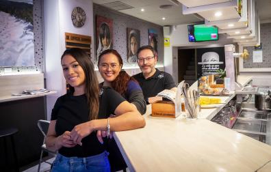 Kelly Tatiana, Marlene Peralta y Juan Rojo en El Bombín, con óleos de Carlos Villanueva.
