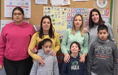 Alumnado, tutora y educadoras del aula colorines del colegio público de Peralta.