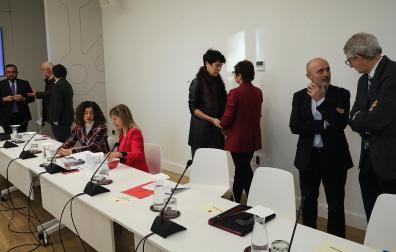 Los asistentes a la reunión de la Junta de Transferencias conversan antes del inicio del encuentro.