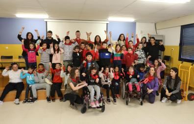 Juntos, los estudiantes de ambos colegios bailaron la jota.