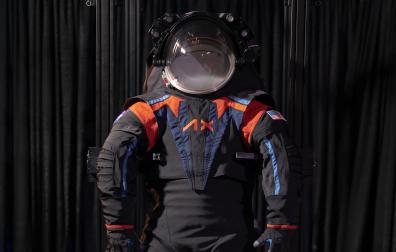 Fotografía cedida por Axiom Space donde se muestra un detalle del AxEMU, el prototipo de traje espacial que llevarán los tripulantes de la misión Artemis III