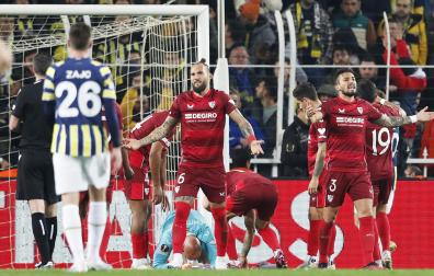 Los jugadores del Sevilla protestan al árbitro el lanzamiento de un objeto que impactó en el meta Dmitrovic durante el choque.
