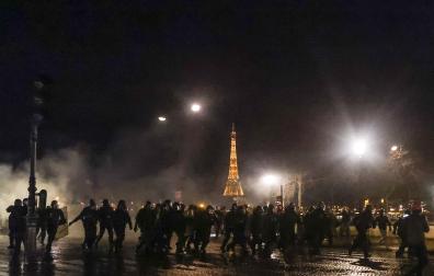 Policía francesa durante los disturbios en París