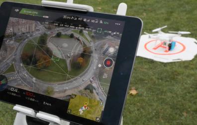 Imagen de una tablet desde la que se analiza la actividad del dron