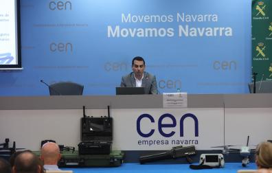 Gabriel Santana, técnico de AESA, durante la formación