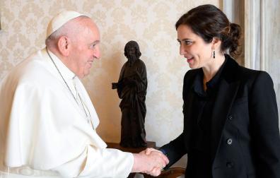 El Papa Francisco saluda a la presidenta de la Comunidad de Madrid, Isabel Díaz Ayuso, este sábado