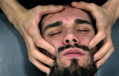 Las manos de Rubén Moreno Pardo trabajan sobre el rostro  de Simón Simoes (Míster Navarra). Ambos forman un equipo y viajarán en junio al certamen nacional en Tenerife