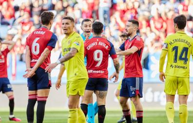 Los futbolistas de Osasuna protestan al árbitro tras la acción de Yeremy Pino