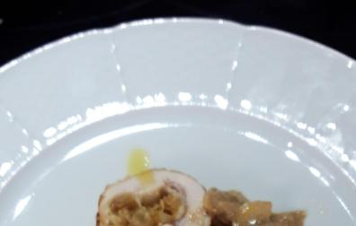 Imagen del pavo ya emplatado con la salsa de champiñones.