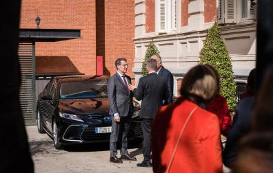 El líder del PP, Alberto Núñez Feijóo, conversa a su llegada a una reunión a puerta cerrada con embajadores de la Unión Europea, en la Embajada de Suecia en Madrid