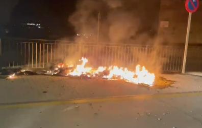 Los contenedores, calcinados por el fuego