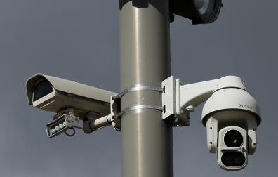 Cámaras de vigilancia en el campus de la Universidad de Navarra