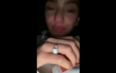 Momento del video de la canción 'Beso' en el que Rosalía enseña un anillo mientras se limpia las lágrimas