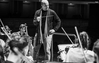 Borja Quintas, en uno de los ensayos con la Orquesta Sinfónica Universidad de Navarra, dirigirá la producción "Carmina Burana" con mas de 270 jóvenes en el escenario del MUN