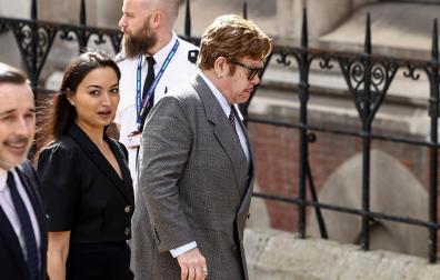 Elton John llega al juzgado junto a su marido, David Furnish