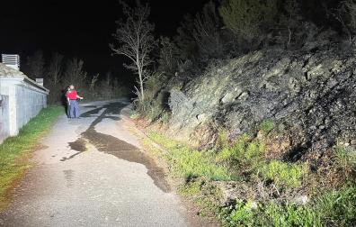 Agentes de la Policía Foral junto a la zona calcinada por el fuego.